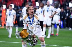 乐鱼体育官网app-皇马队历史性夺得西甲冠军，全队欢腾