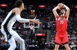 乐鱼体育新闻-比分胶着到最后一刻，球队逆转获胜