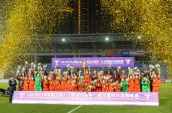 乐鱼体育教练-国际女子足球赛场上，中国队夺冠