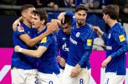 乐鱼体育登录入口-沙尔克艰难取胜战略调整见成效