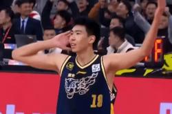 乐鱼体育在线-包含篮球赛场热血搏杀，焦点对决势均力敌的词条