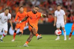 乐鱼体育直播-荷兰队在激烈的比赛中取得胜利，晋级