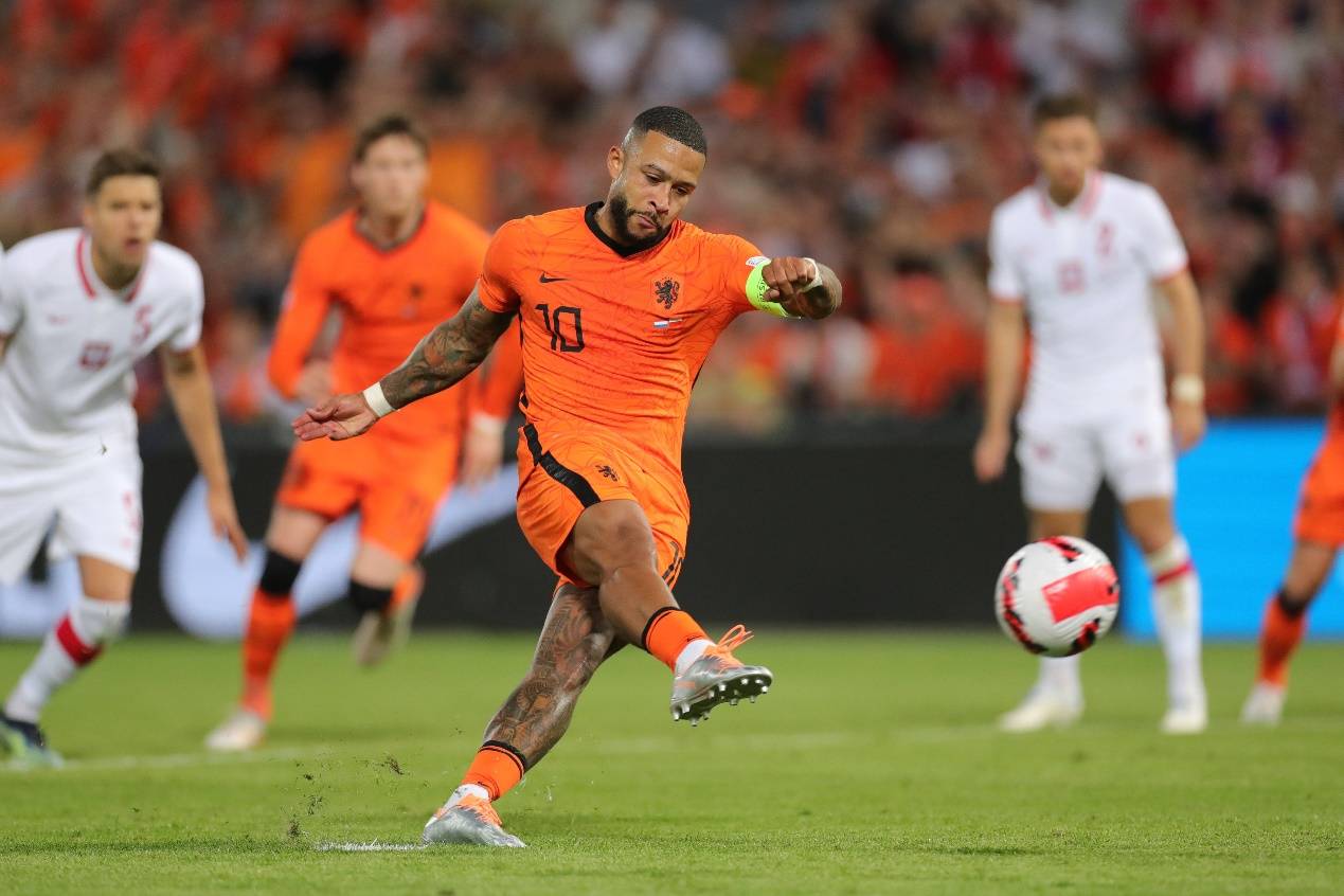 荷兰队在激烈的比赛中取得胜利，晋级