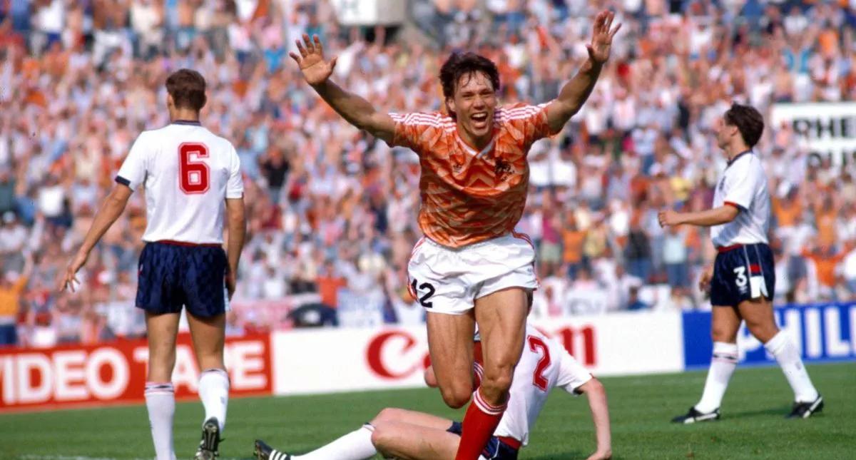 荷兰队在激烈的比赛中取得胜利，晋级