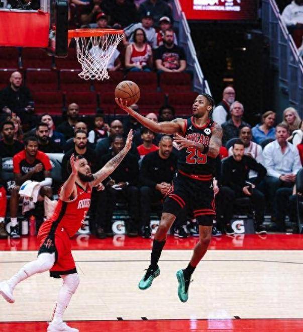 火箭险胜公牛,成功逆转赢得比赛 火箭险胜公牛,成功逆转赢得比赛