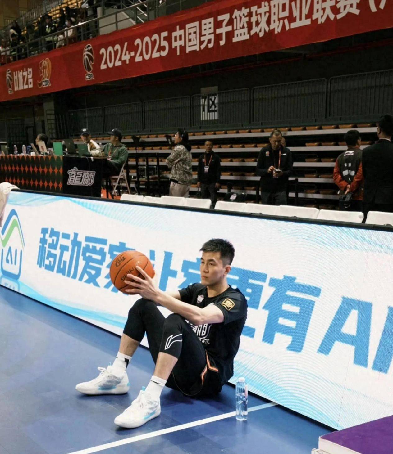 新晋球星郭艾伦表现出色,成为球队不可或缺的核心 新晋球星郭艾伦表现出色,成为球队不可或缺的核心