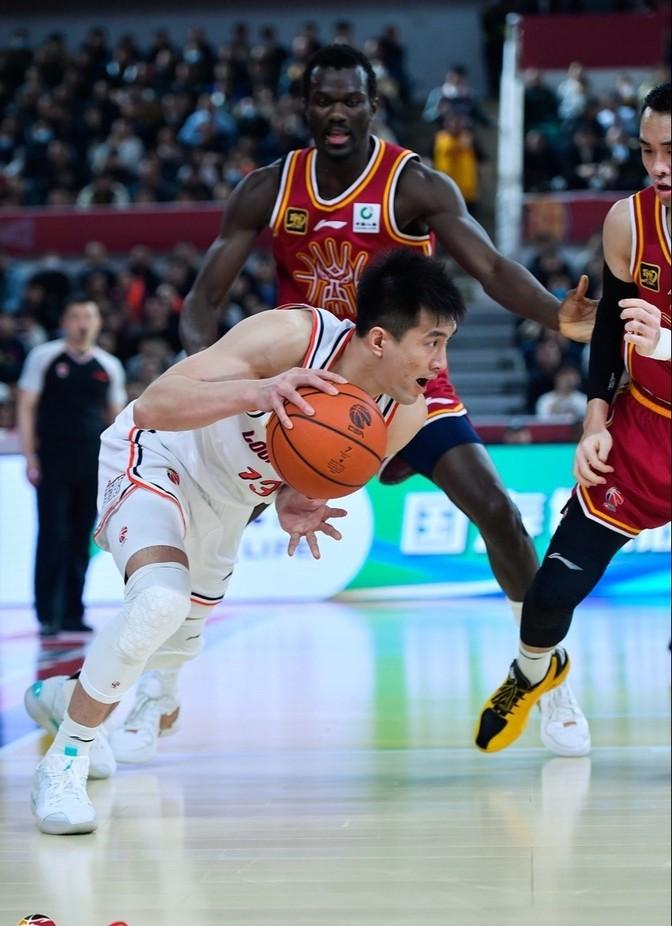 新晋球星郭艾伦表现出色,成为球队不可或缺的核心 新晋球星郭艾伦表现出色,成为球队不可或缺的核心