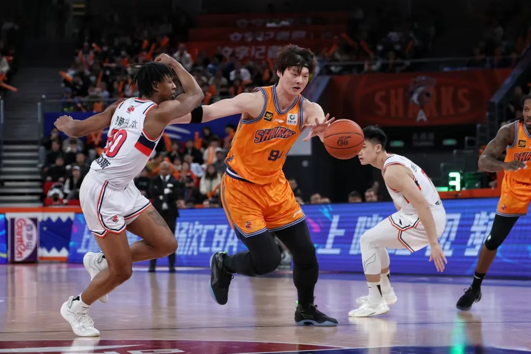 上海男篮战胜强敌,迎来连胜! 上海男篮战胜强敌,迎来连胜!