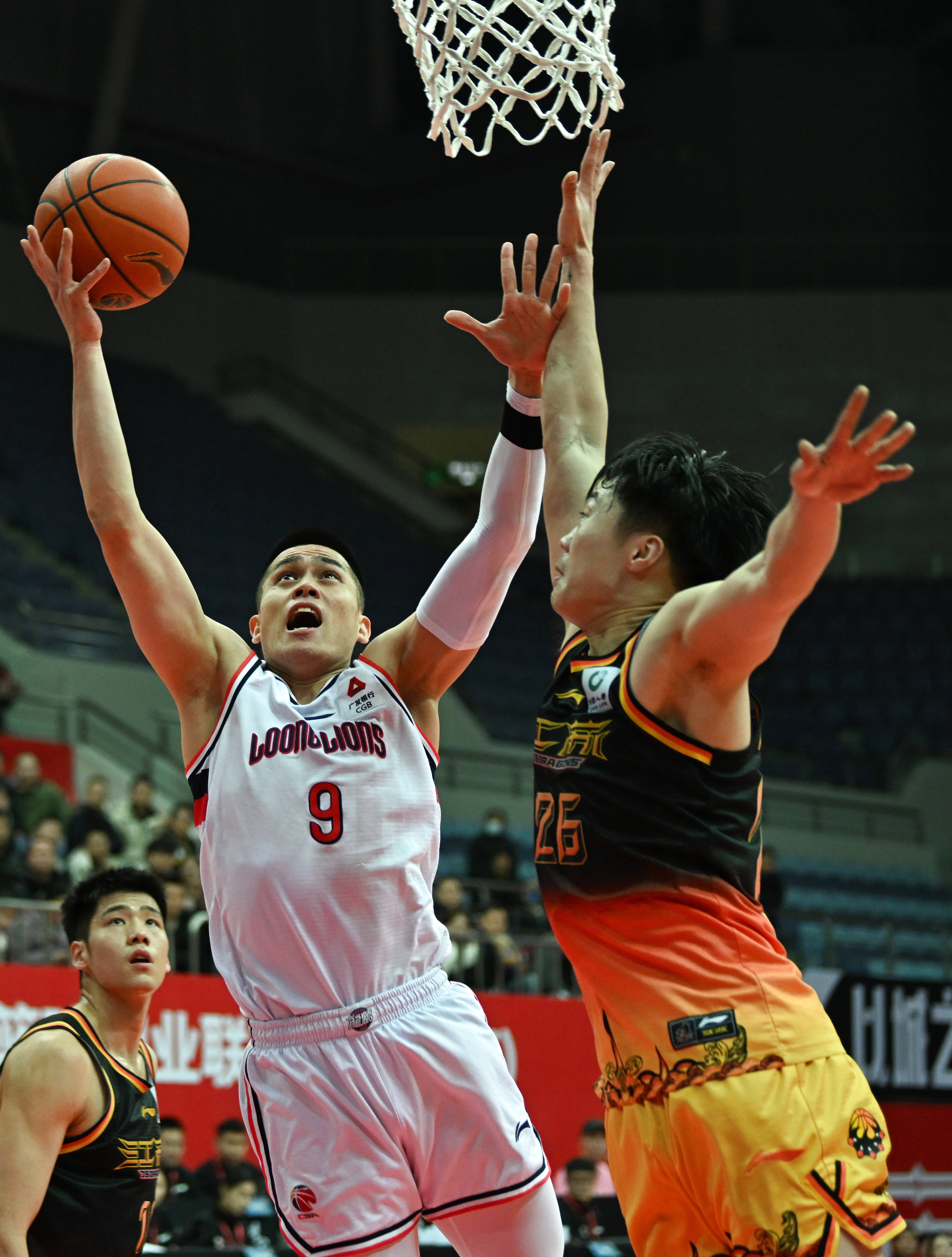 关于篮球联赛新赛季启幕，球员们为胜利拼搏的信息