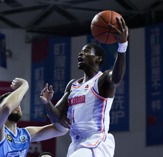 外援表现抢眼,带领球队逆转取胜的简单介绍 外援表现抢眼,带领球队逆转取胜的简单介绍