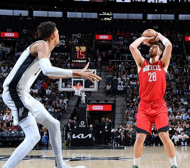 比分胶着到最后一刻,球队逆转获胜 比分胶着到最后一刻,球队逆转获胜