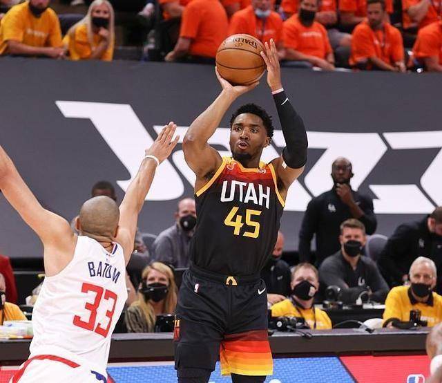 比分胶着到最后一刻,球队逆转获胜 比分胶着到最后一刻,球队逆转获胜