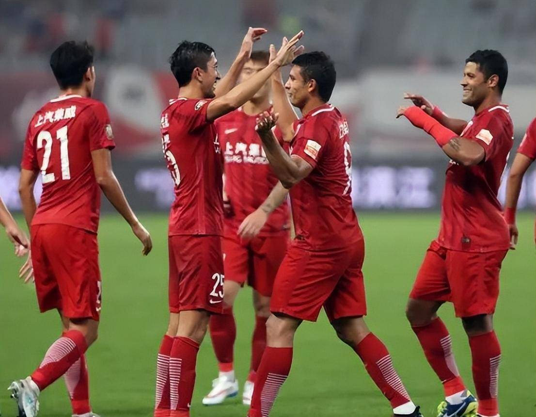 上港球员庆祝进球,球迷欢呼雀跃 上港球员庆祝进球,球迷欢呼雀跃