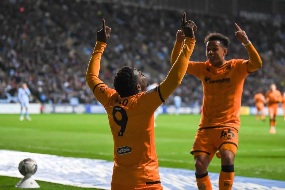 包含赫尔城主场大胜，赫尔城球员庆祝战果的词条