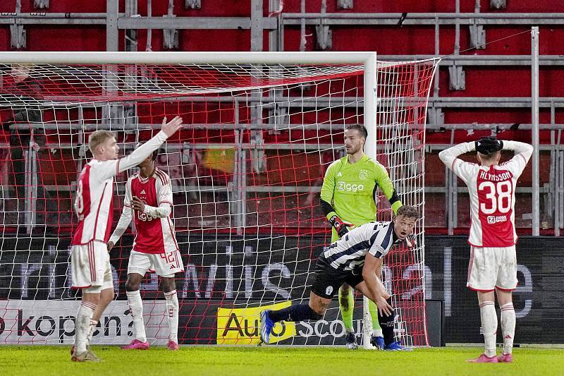 关于瓦伦西亚惨遭淘汰，球队状态低迷，需尽快调整的信息