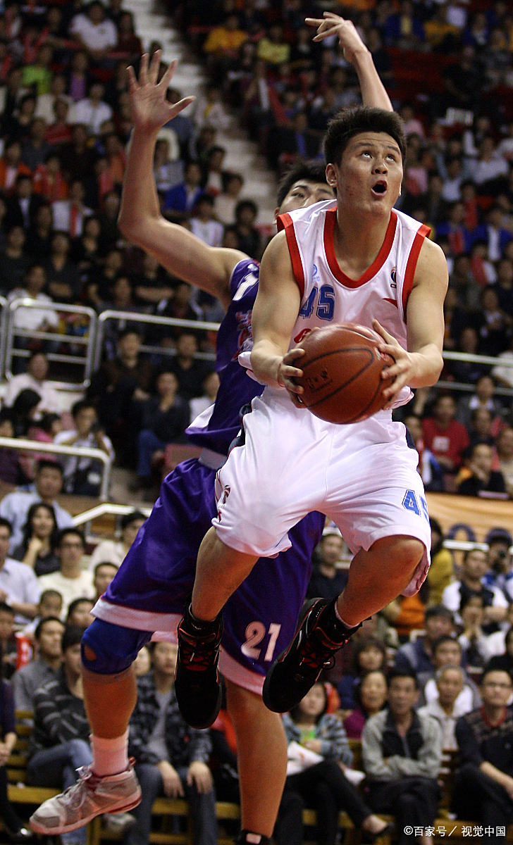 精妙过人！球员在比赛中展现出色技术造点的简单介绍