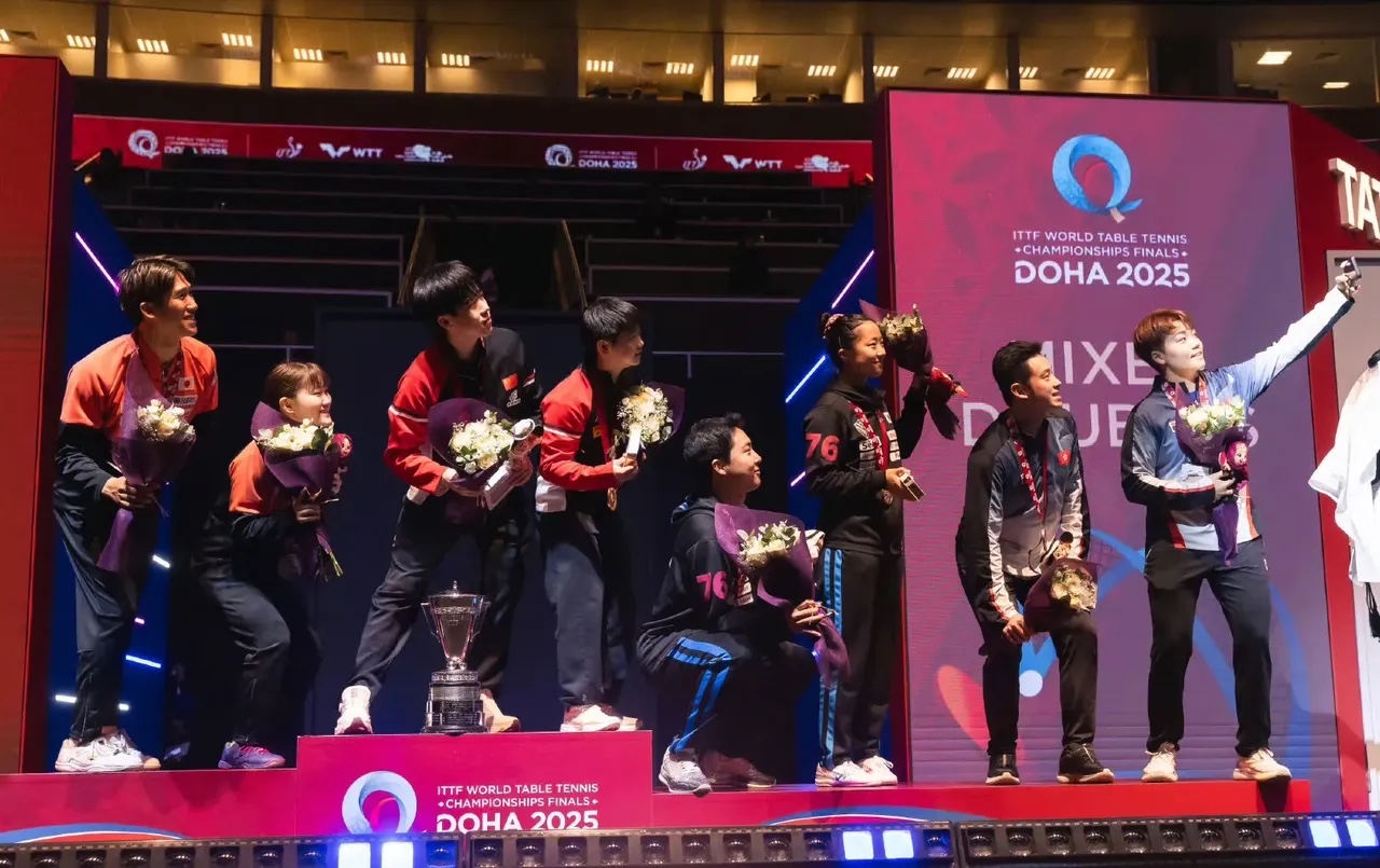 运动员们在赛场上尽展才华,赢得掌声 运动员们在赛场上尽展才华,赢得掌声