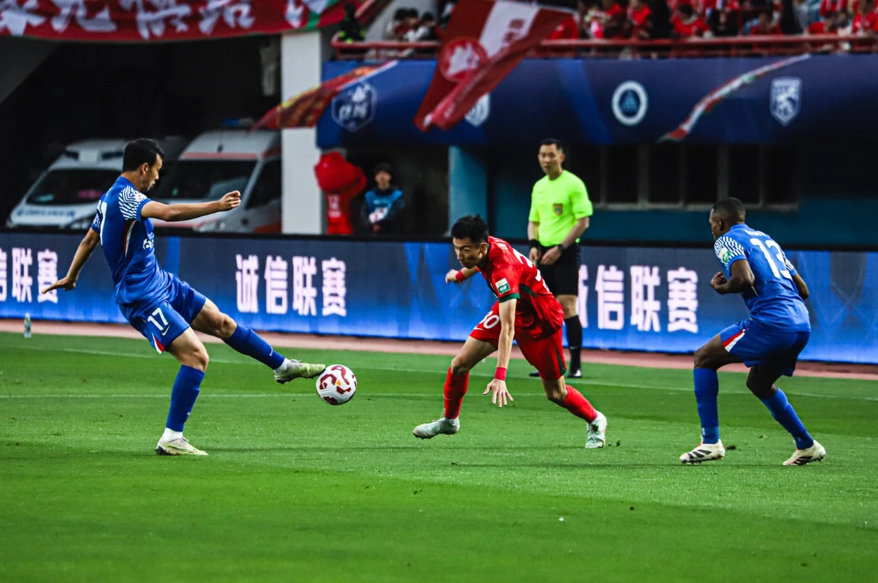 关于河南建业后防线表现不佳，输球难逃的信息