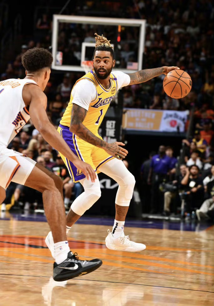 一场激烈的篮球对决，拉塞尔突破全场，助其球队获胜的简单介绍