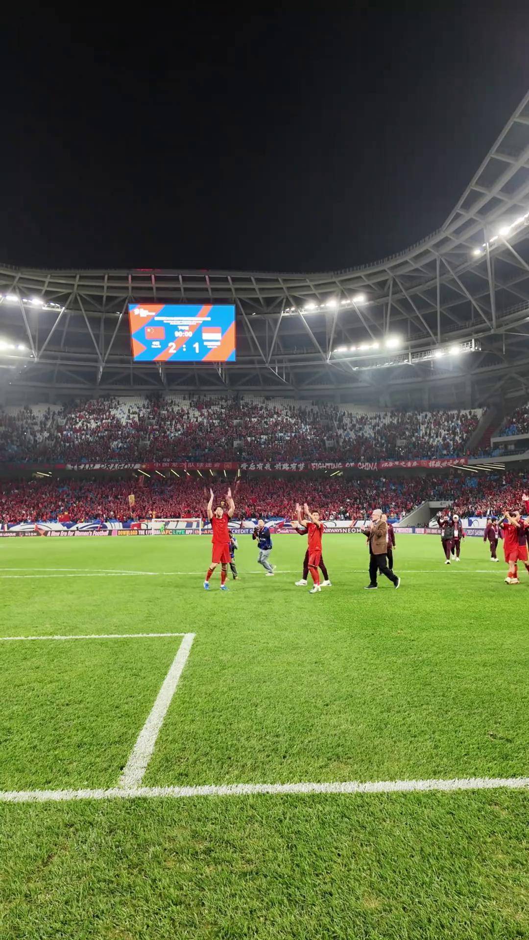 足球赛场上一场胜利引发球迷狂热 足球赛场上一场胜利引发球迷狂热