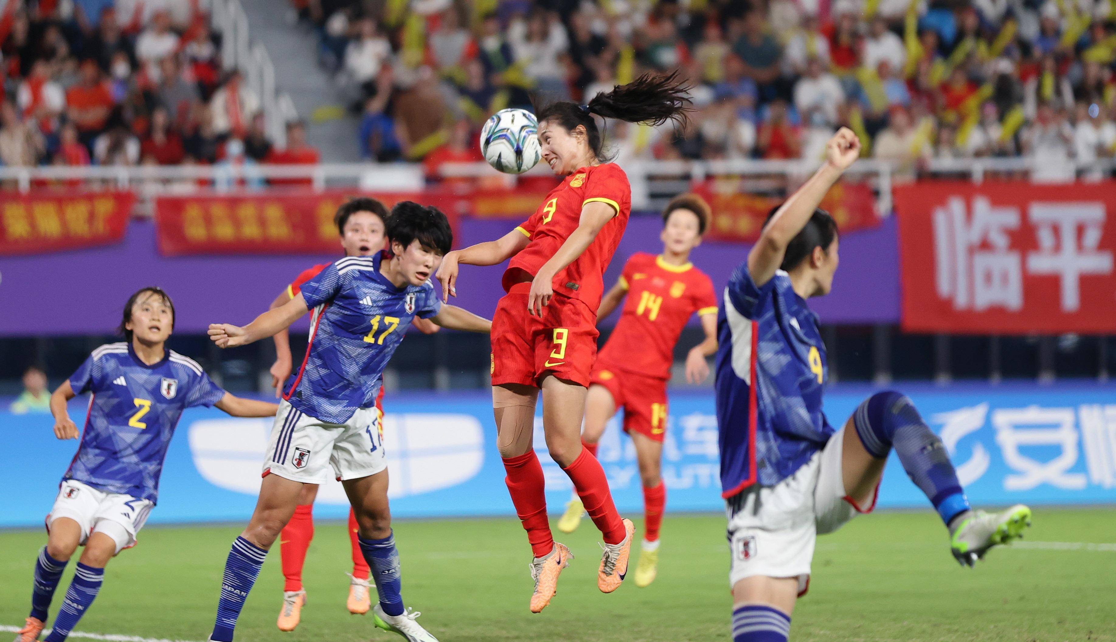 女足比赛绽放精彩,球员们拼尽全力的简单介绍 女足比赛绽放精彩,球员们拼尽全力的简单介绍