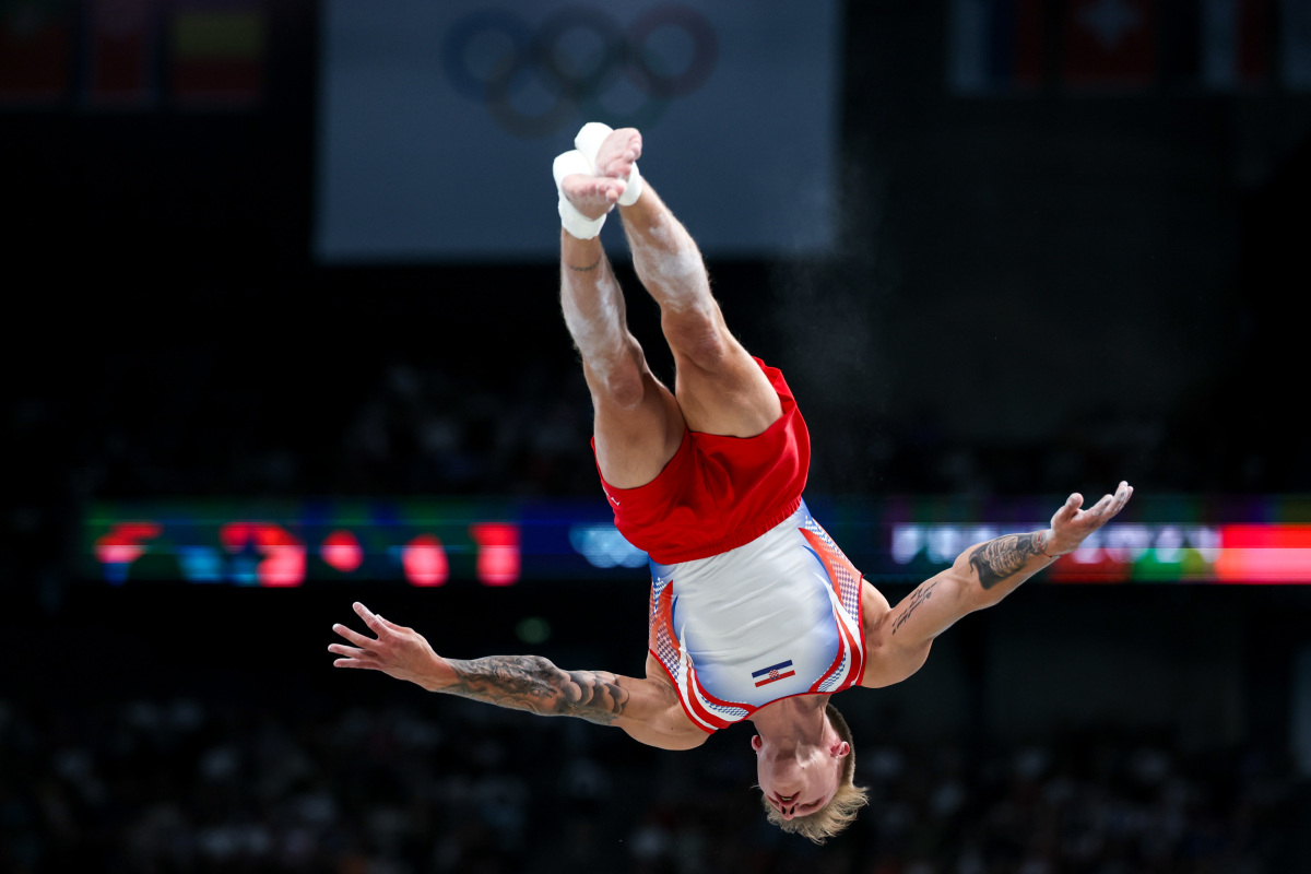 包含希腊体操选手技压群雄，勇夺宝座的词条